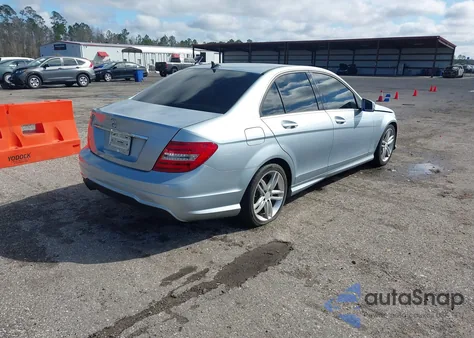 2013 Mercedes-Benz C 250 Sport z USA, uszkodzony, nr VIN WDDGF4HB1DR257413